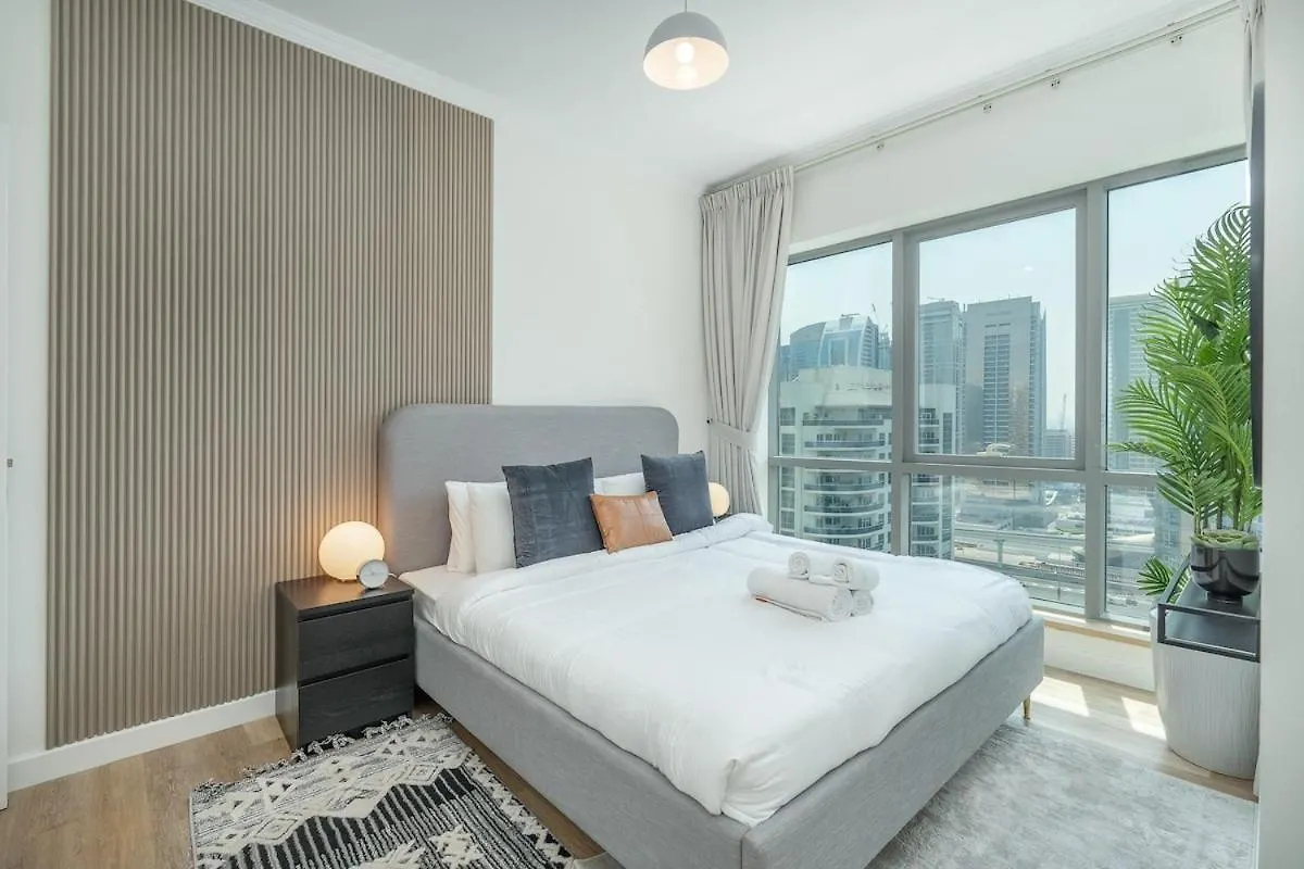 Luxury 7-Sleeper With Spectacular Views In Dubai Marina Apartment